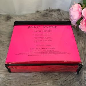 Betsey Johnson Bedding - 🆕 Betsey Johnson Queen red sheet set Betsey Johnson Bedding - 🆕 Betsey Johnson Queen red sheet set